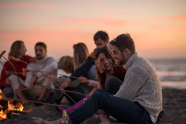 Groep Jonge Vrienden Bij Het Vuur Het Herfststrand Worstjes Grillen — Stockfoto