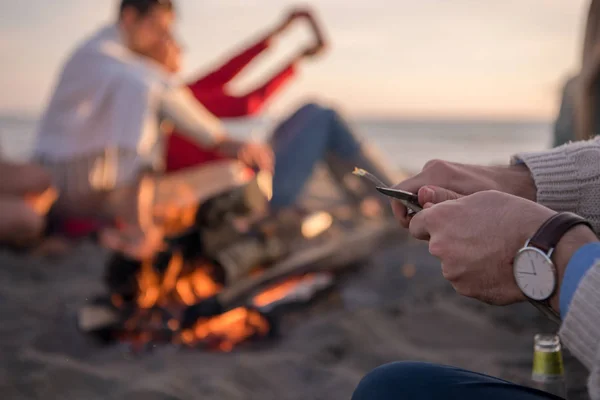 Felice Spensierati Giovani Amici Divertirsi Bere Birra Falò Sulla Spiaggia — Foto Stock