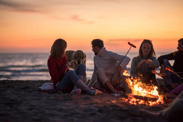 Gruppe Junger Freunde Lagerfeuer Herbststrand Würstchen Grillen Und Bier Trinken — Stockfoto