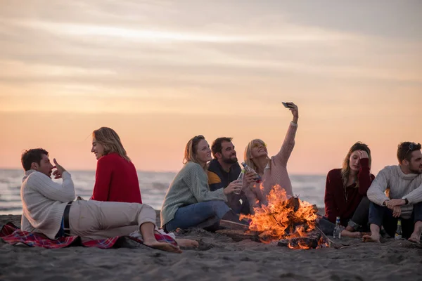 Feliz Carefree Jovens Amigos Divertindo Bebendo Cerveja Por Fogueira Praia — Fotografia de Stock