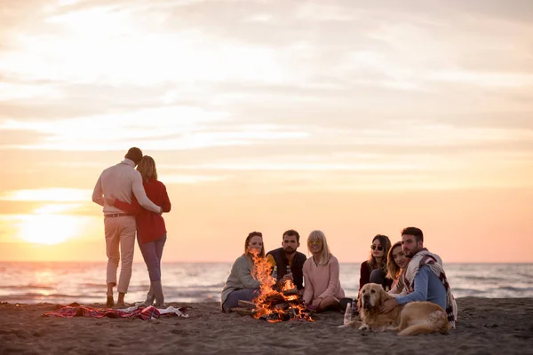 Junges Paar Genießt Mit Freunden Lagerfeuer Strand Bei Sonnenuntergang Bier — Stockfoto