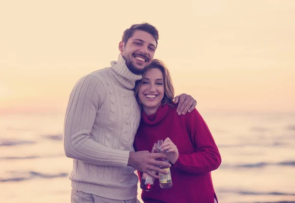 Jong Paar Knuffelen Drinken Bier Sunse — Stockfoto