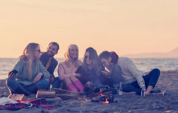 Mutlu Tasasız Genç Arkadaşlar Eğleniyor Sahilde Şenlik Ateşiyle Bira Içiyor — Stok fotoğraf