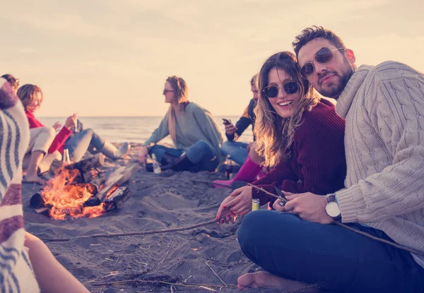 Jong Stel Genieten Met Vrienden Rond Kampvuur Het Strand Bij — Stockfoto