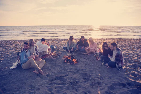 Feliz Despreocupado Jóvenes Amigos Divirtiéndose Bebiendo Cerveza Por Hoguera Playa — Foto de Stock