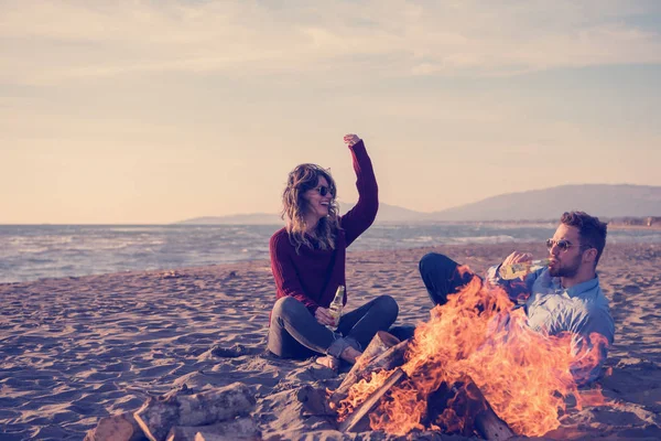 Young Couple Relaxing Fire Drinking Beer Drink Bottle Beach Autumn — Stock Photo, Image