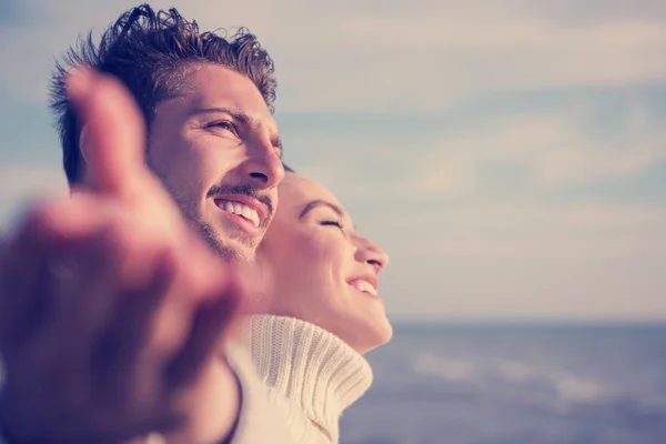 Pareja Joven Divirtiéndose Caminando Abrazándose Playa Durante Día Soleado Otoño —  Fotos de Stock