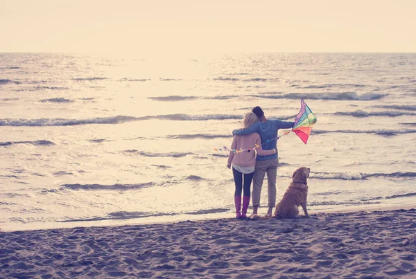Genç Çift Eğlenmek Bir Köpek Sonbahar Günü Plaj Uçurtma Ile — Stok fotoğraf