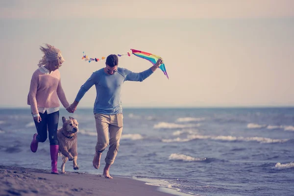 Pareja Joven Divirtiéndose Jugando Con Perro Cometa Playa Día Otoño — Foto de Stock