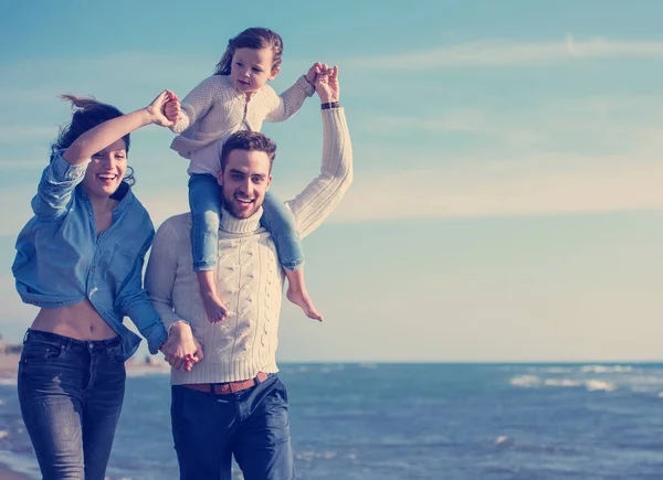 Gezin Met Kinderen Rusten Plezier Hebben Het Strand Tijdens Herfstdag — Stockfoto