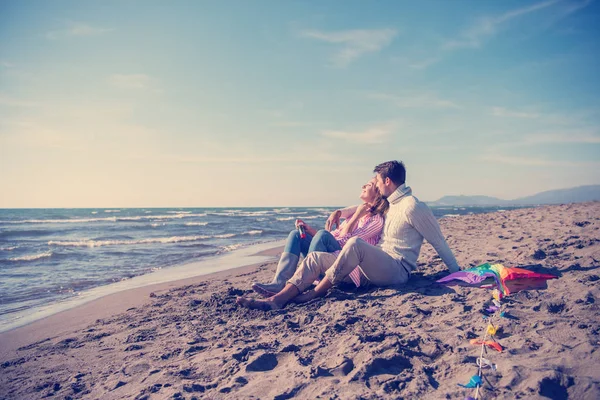 Молода Пара Веселиться Робить Мильні Бульбашки Пляжі Восени День — стокове фото