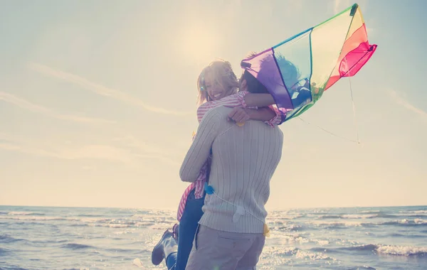 Pareja Joven Divirtiéndose Jugando Con Cometa Playa Día Otoño — Foto de Stock