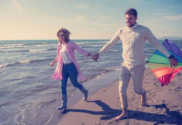 Молодая Пара Веселится Играет Воздушным Змеем Пляже Осенью — стоковое фото