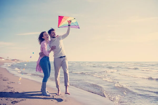 Casal Jovem Divertindo Brincando Com Pipa Praia Dia Outono — Fotografia de Stock