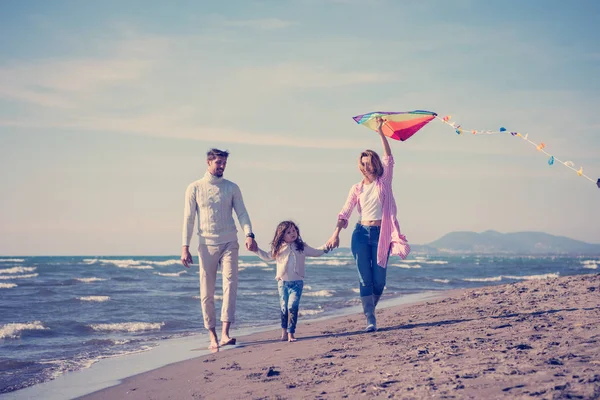 Giovane Famiglia Con Bambini Che Riposano Divertono Con Aquilone Spiaggia — Foto Stock