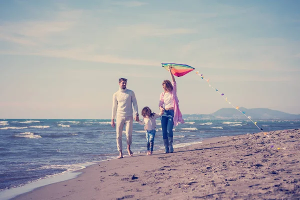 Młoda Rodzina Dziećmi Odpoczynku Zabawy Latawcem Plaży Jesienny Dzień — Zdjęcie stockowe