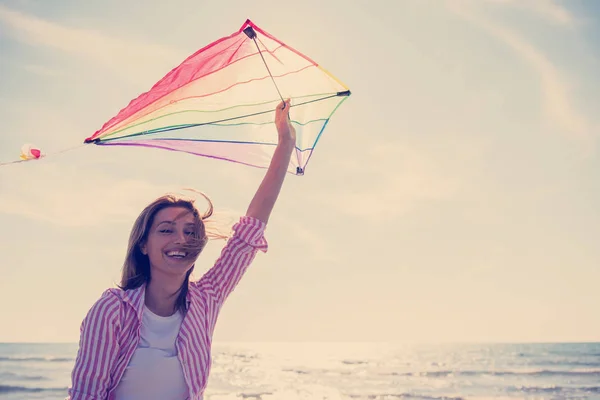 Bella Giovane Donna Diverte Con Aquilone Spiaggia Giorno Autunno — Foto Stock