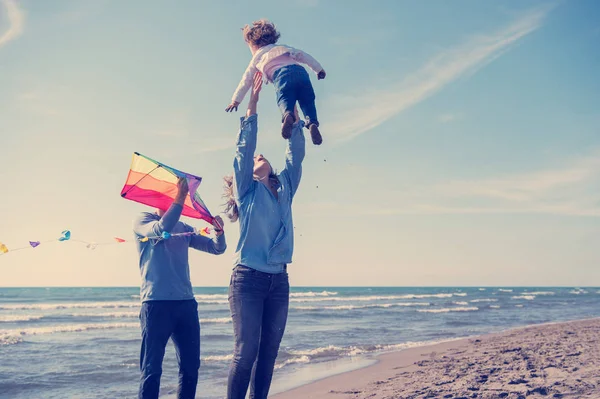 Familia Joven Con Niños Descansando Divirtiéndose Con Una Cometa Playa —  Fotos de Stock