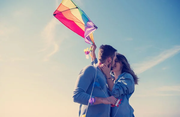 Pareja Joven Divirtiéndose Jugando Con Una Cometa Playa Día Otoño —  Fotos de Stock