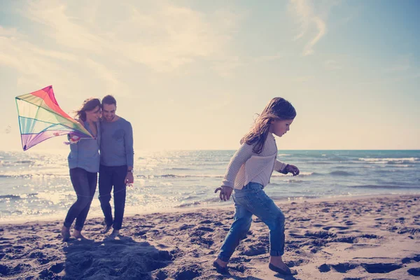 Jong Gezin Met Kinderen Rusten Plezier Hebben Met Een Vlieger — Stockfoto