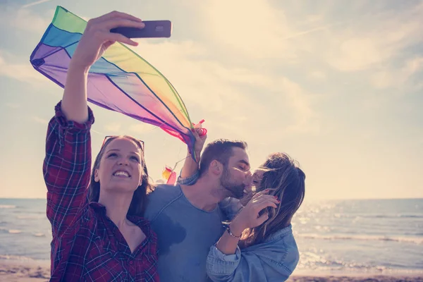 Grupa Młodych Przyjaciół Robi Selfie Podczas Zabawy Latawcem Plaży Słoneczny — Zdjęcie stockowe