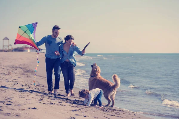 Feliz Familia Joven Con Niños Divirtiéndose Con Perro Cometa Playa — Foto de Stock