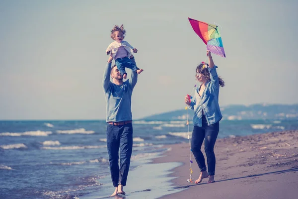 Familia Joven Con Niños Descansando Divirtiéndose Con Una Cometa Playa — Foto de Stock