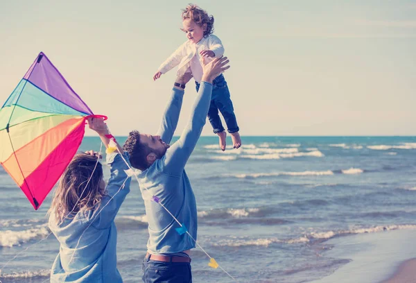 Familia Joven Con Niños Descansando Divirtiéndose Con Una Cometa Playa — Foto de Stock