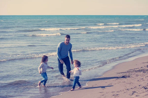 Οικογένεια Παιδιά Που Ξεκουράζονται Και Διασκεδάζουν Στην Παραλία Κατά Διάρκεια — Φωτογραφία Αρχείου