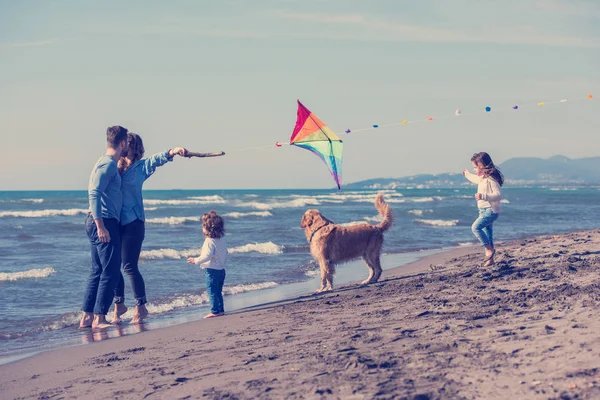 Szczęśliwa Młoda Rodzina Dziećmi Bawiących Się Psem Latawcem Plaży Jesienny — Zdjęcie stockowe