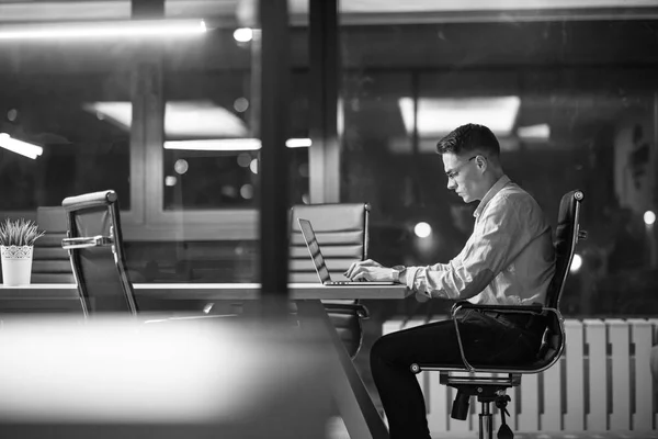 Joven Trabajando Portátil Por Noche Oficina Oscura Diseñador Trabaja Tiempo — Foto de Stock