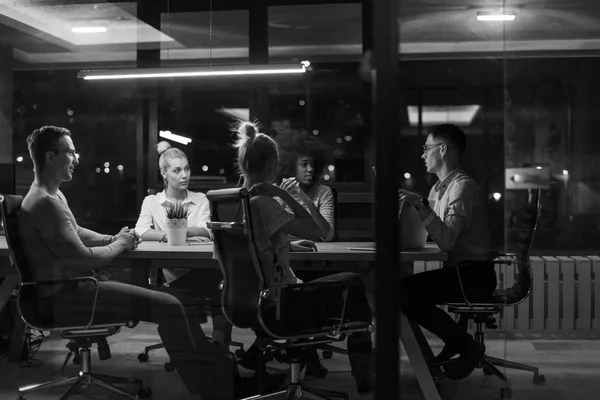 현대의 사무실인 브레인스토밍에서 모임을 노트북으로 일하는 스타트업 — 스톡 사진