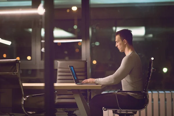 Egy Fiatalember Dolgozik Laptopon Éjszaka Sötét Irodában Tervező Később Dolgozik — Stock Fotó