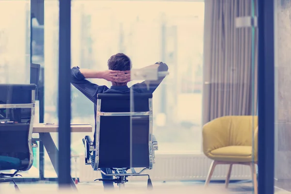 Est Moment Détendre Jeune Homme Affaires Occasionnel Fatigué Relaxant Bureau — Photo