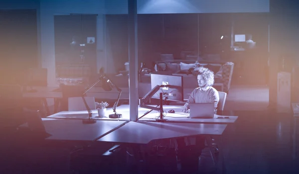 Genç Adam Geceleri Karanlık Ofiste Bilgisayarla Çalışıyor Tasarımcı Daha Sonra — Stok fotoğraf