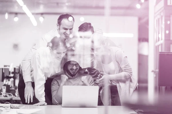 Portret Van Succesvolle Zakenmensen Ondernemer Bij Drukke Startup Office — Stockfoto