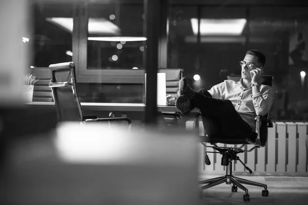 Jonge Zakenman Met Behulp Van Mobiele Telefoon Tijdens Het Werken — Stockfoto