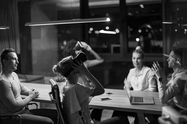 Multiethnisches Business Team Mit Virtual Reality Headset Nachtbüro Entwicklertreffen Mit — Stockfoto