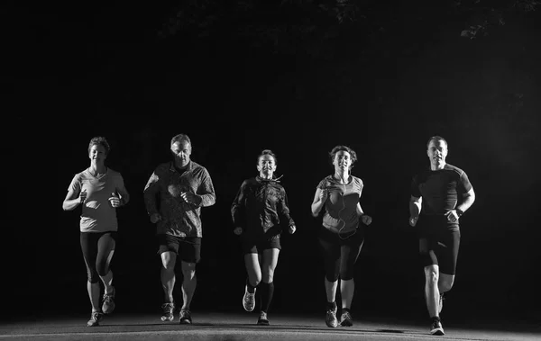 Grupp Friska Människor Jogging Stadsparken Löpare Laget Natten Utbildning — Stockfoto