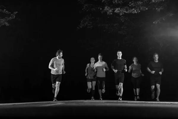 공원에서 조깅하는 사람들 훈련을 달리기 — 스톡 사진