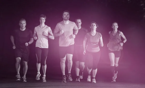 Gruppe Gesunder Joggt Stadtpark Läuferteam Beim Nachttraining — Stockfoto