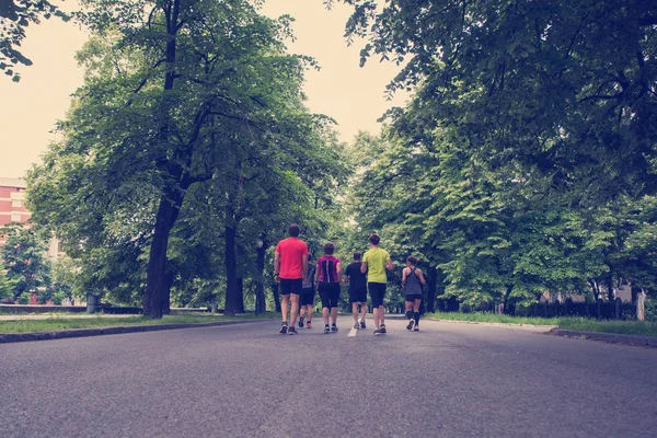 사람들이 공원에서 조깅을 달리기 훈련을 있습니다 — 스톡 사진