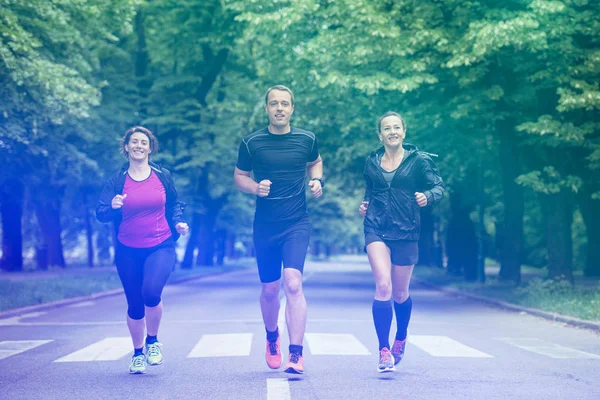 Gruppo Persone Sane Che Fanno Jogging Nel Parco Cittadino Squadra — Foto Stock