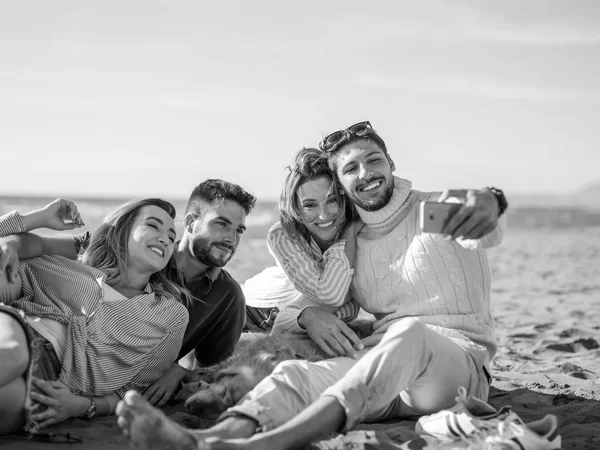 Grupo Jovens Amigos Passando Dia Uma Praia Durante Dia Outono — Fotografia de Stock