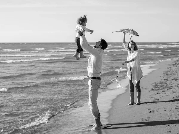 Rodina Malou Dceruškou Odpočívá Baví Drakem Pláži Během Podzimního Dne — Stock fotografie
