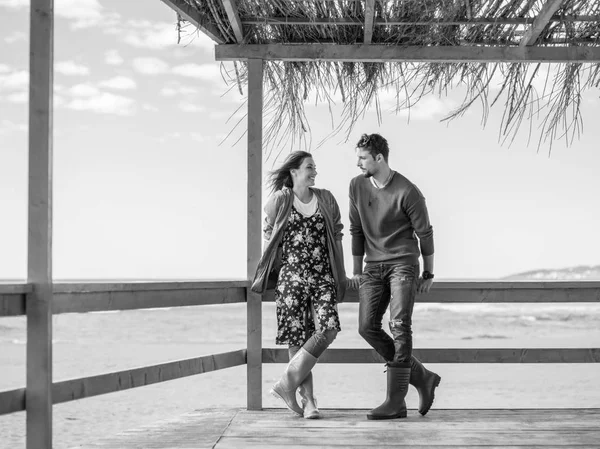 Feliz Casal Enyojing Tempo Juntos Praia Durante Dia Outono — Fotografia de Stock