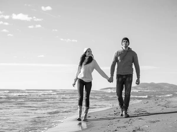 Pareja Joven Divirtiéndose Caminando Abrazándose Playa Durante Día Soleado Otoño —  Fotos de Stock