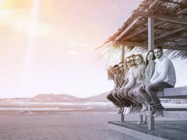 Feliz Grupo Amigos Pasando Rato Beach House Divirtiéndose Bebiendo Cerveza — Foto de Stock