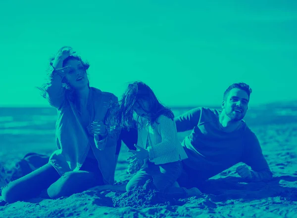 Gezin Met Kleine Dochter Rusten Plezier Hebben Het Strand Tijdens — Stockfoto