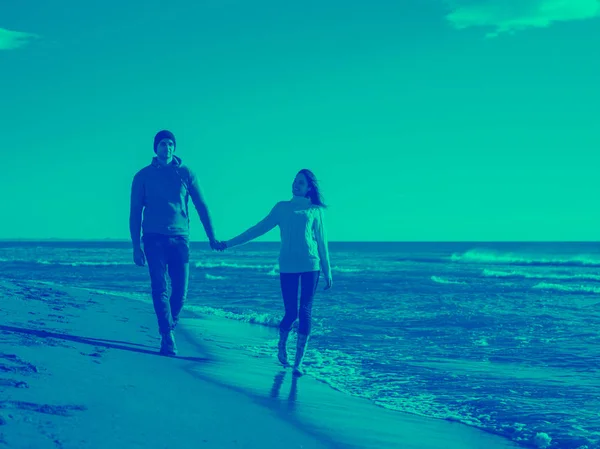 Молода Пара Весело Гуляє Обіймається Пляжі Під Час Осіннього Сонячного — стокове фото